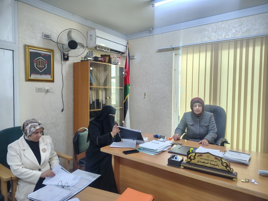 الجازي تتابع تحكيم ملفات المدارس المشاركة في مسابقة “لمدرستي أنتمي”