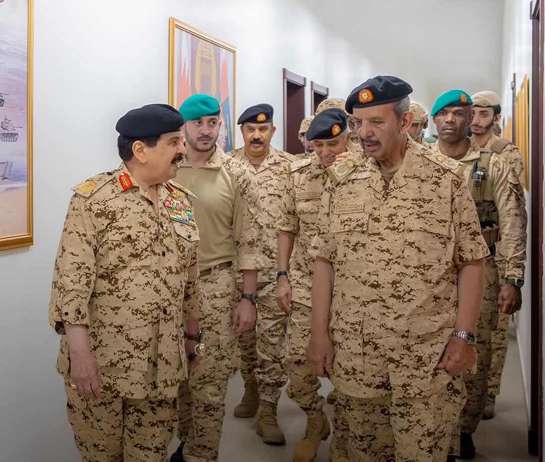ملك البحرين يؤكد تعويض المتضررين ويشيد بجهود قوة الدفاع في ظل التحديات الإقليمية