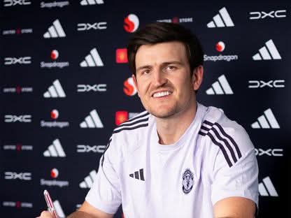 مانشستر يونايتد الإنجليزي يجدد عقد لاعبه هاري ماجواير حتى 2027