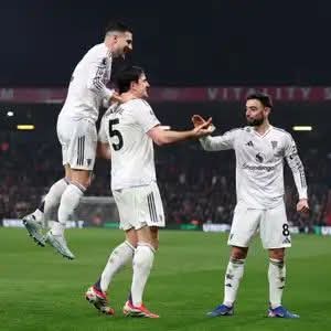 رسميًا.. مانشستر يونايتد يعلن تجديد عقد نجمه