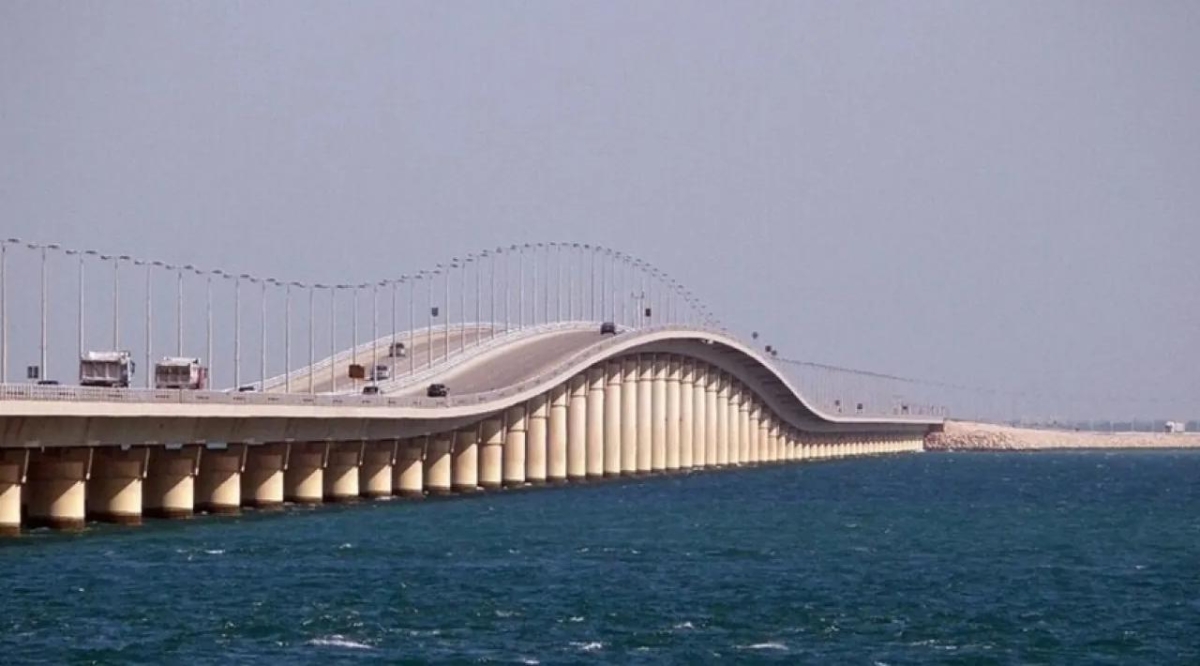السعودية: تعليق حركة العبور على جسر الملك فهد