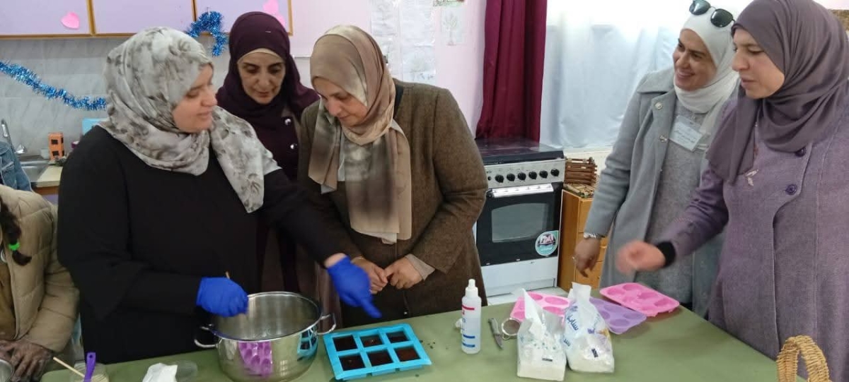 المصري ترعى ورشة صناعة الصابون التجميلي في مدرسة المزار الأساسية المختلطة