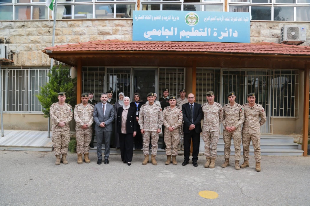 مدير التربية والتعليم والثقافة العسكرية يكرم عددا من كوادر مركز التميز في الجامعة الأردنية