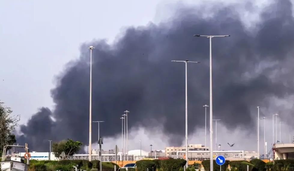إيران تُمطر 3 دول خليجية بعشرات الصواريخ الباليستية والمسيرات رغم اتفاق وقف اطلاق النار