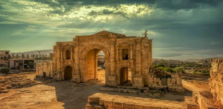 محافظ جرش: جائزة لأجمل منزل مُزين بعلم الأردن