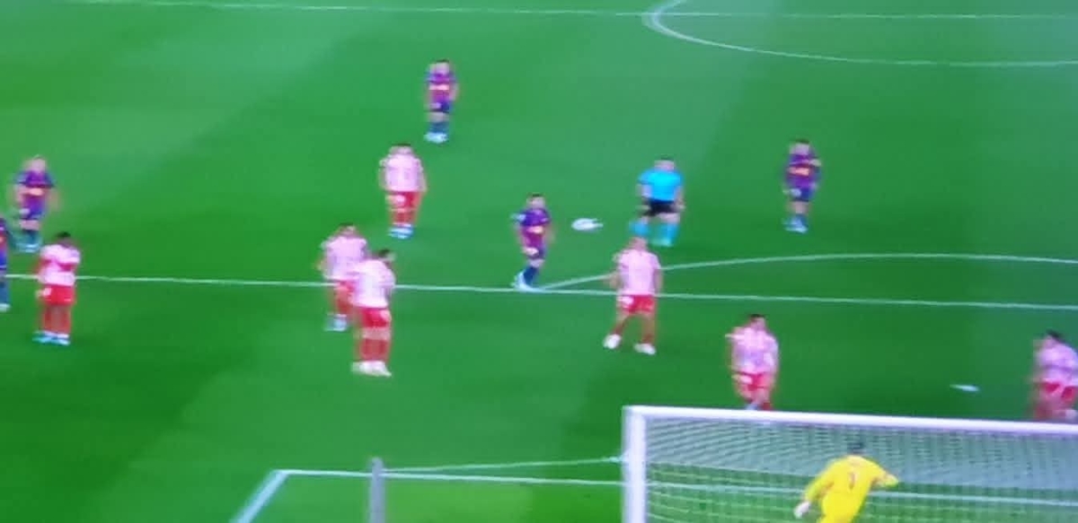 أتلتيكو مدريد يتقدم بعد طرد كوبارسي من برشلونة