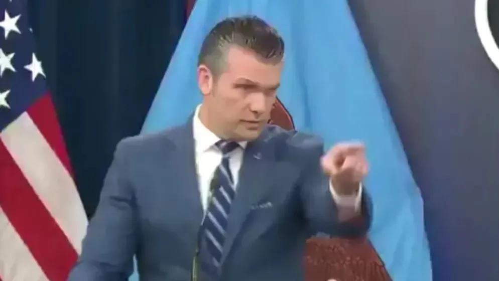 وزير الحرب الأمريكي يفقد أعصابه مباشرة: ”لماذا أنت وقح هكذا؟!” بسبب سؤال عن إيران!