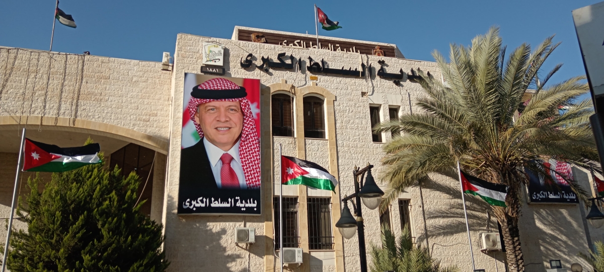 بلدية السلط الكبرى تعلن طرح عطاءات لتأهيل وصيانة طرق بقيمة 800 ألف دينار