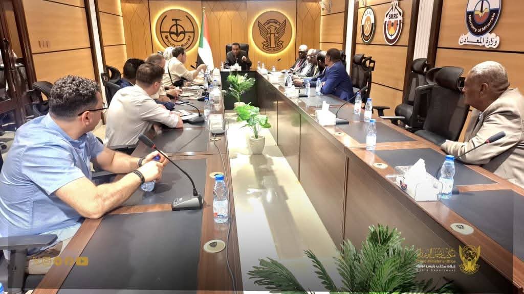 رئيس الوزراء السوداني  يلتقى بعدد من الصحفيين الأجانب