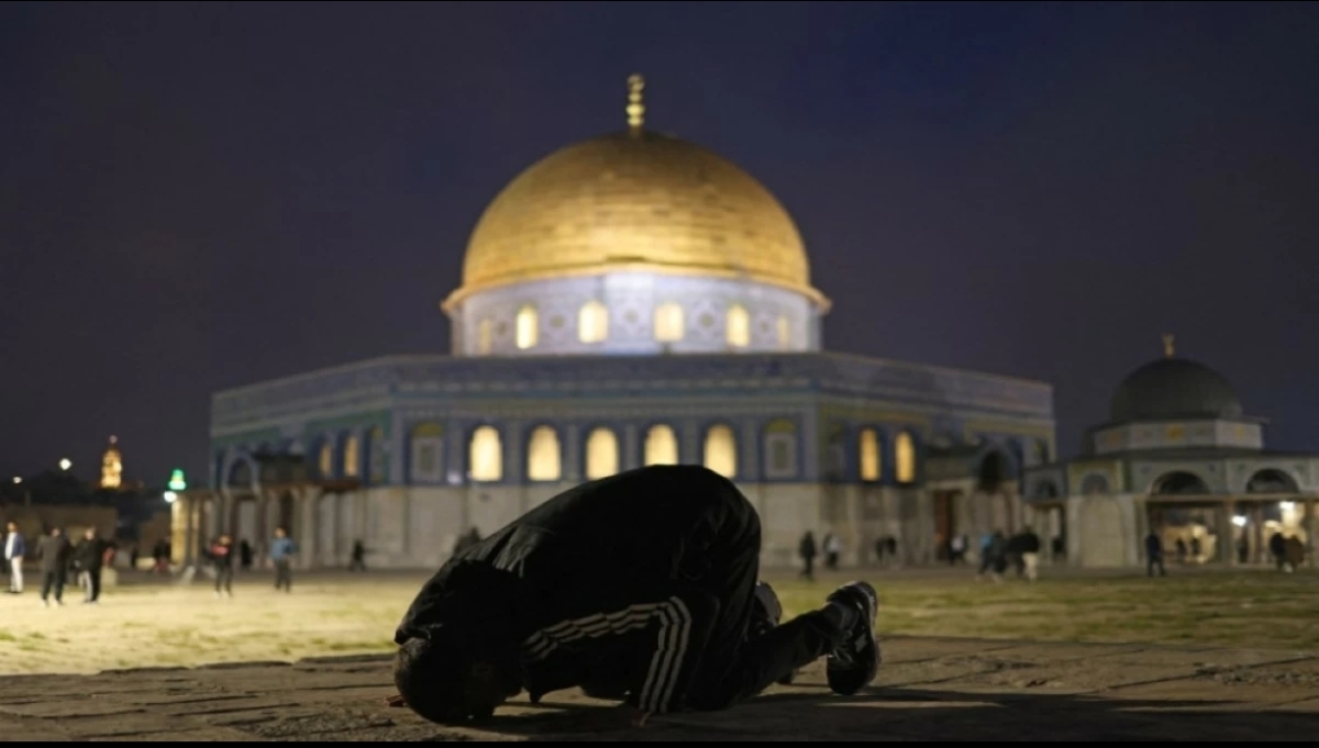 دموع الشكر تروي باحات أولى القبلتين بعد 40 يوما من الإغلاق