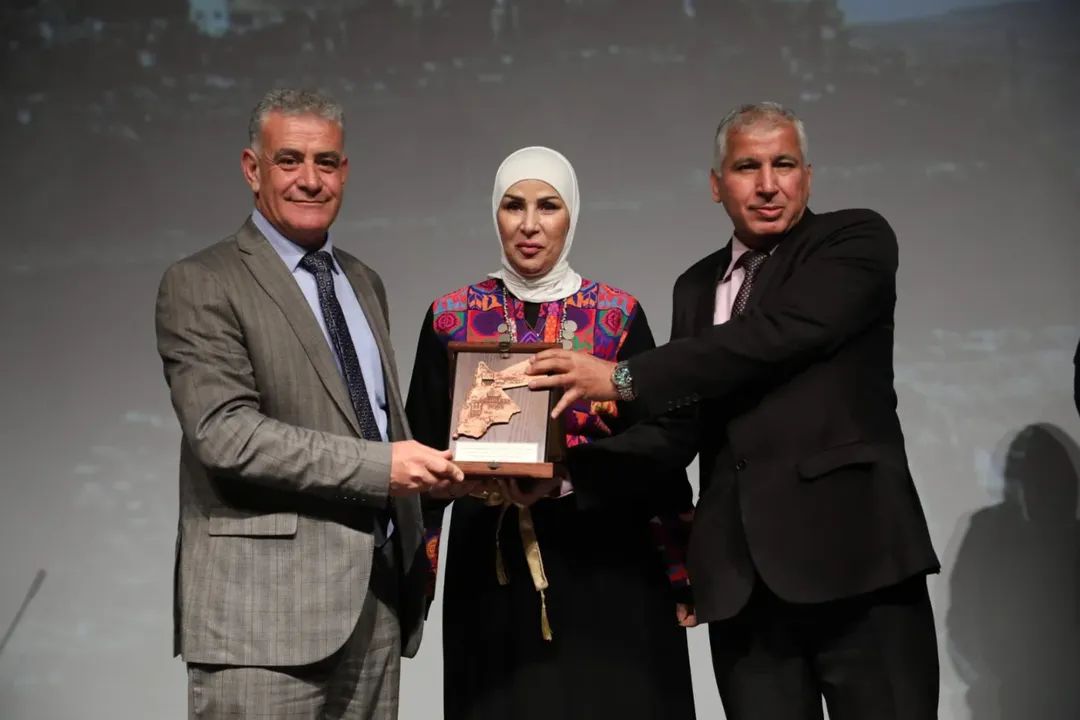 إشهار الثوب الوطني خيوط المجد بين الهوية والوصاية في المركز الثقافي الملكي