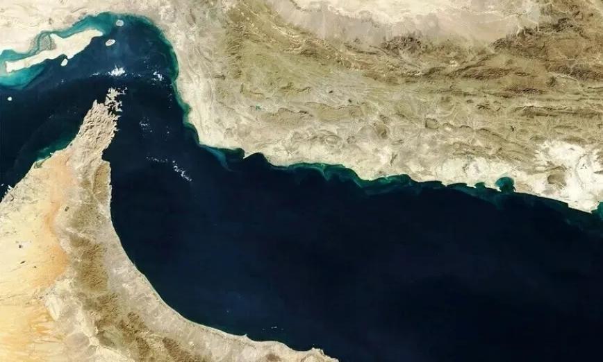 عاجل: مدمرة أمريكية تعبر مضيق هرمز لأول مرة منذ الحرب على إيران والأخيرة تعلق