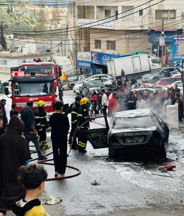 احتراق مركبة وسط مدينة عجلون