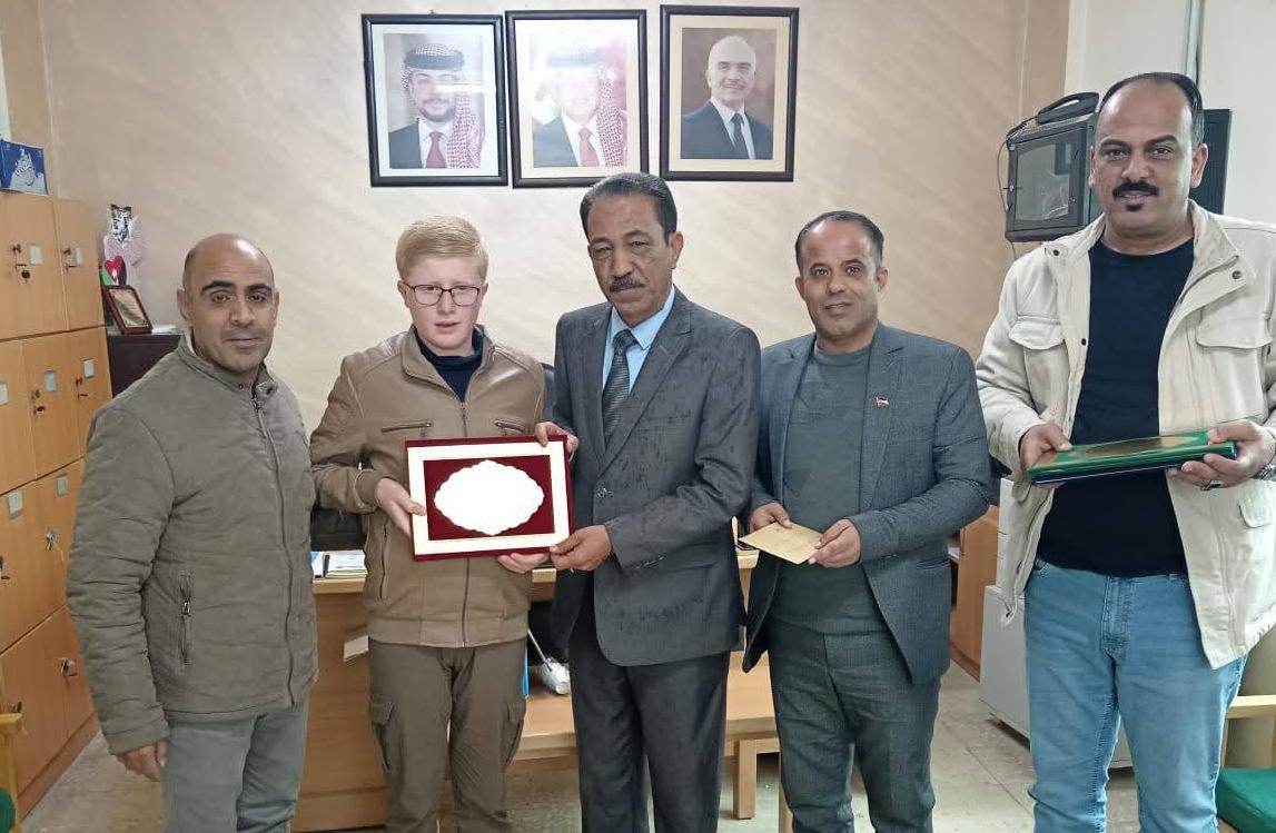 مدير تربية الموقر يكرّم الفائز بمسابقة الحديث الشريف على مستوى الوزارة