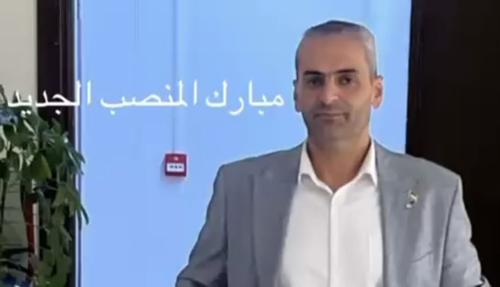 المحامي خالد أبو دلو يهنئ الدكتور علي دويكات بتعيينه مساعداً لمدير ضريبة شمال عمان