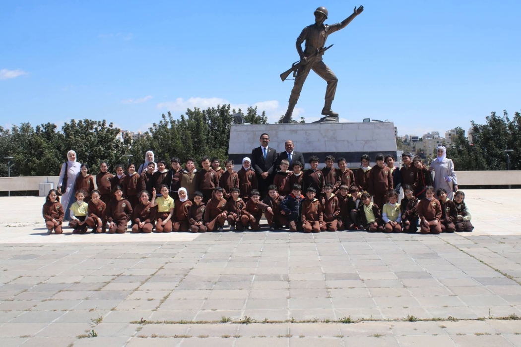 طلاب أكاديمية الفيحاء النموذجية يزورون صرح الشهيد في عمّان...صور