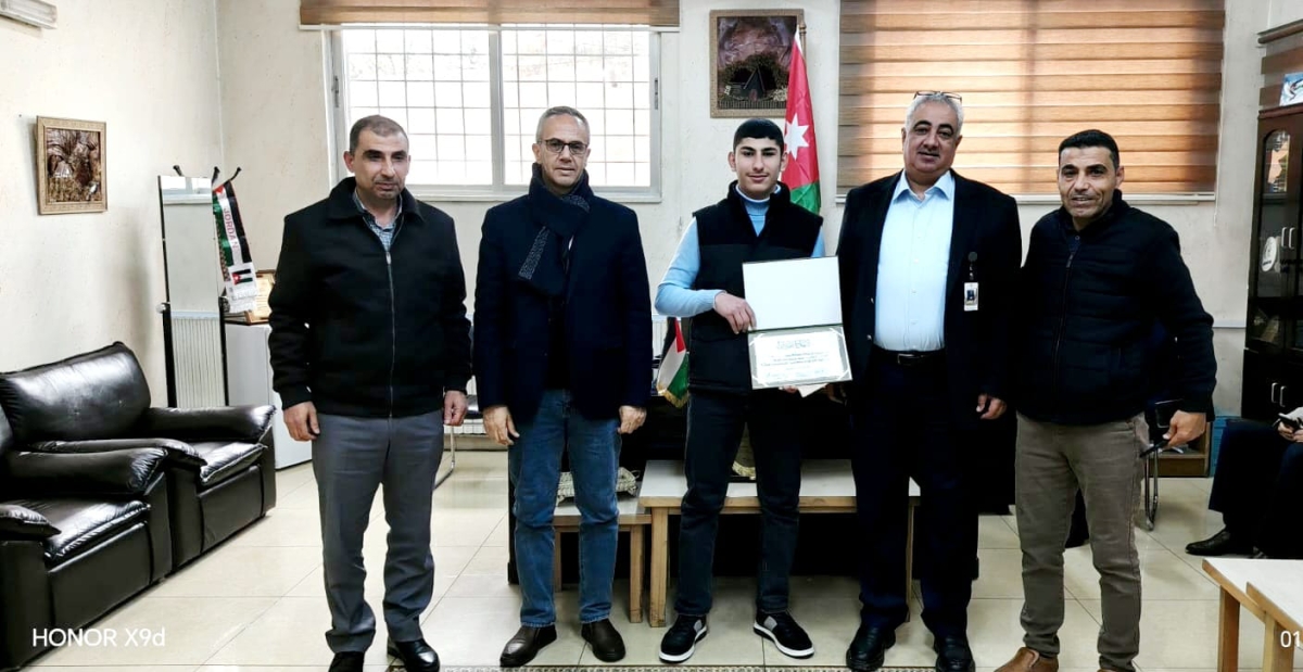 جويعد يكرم الطالب يوسف عليوة