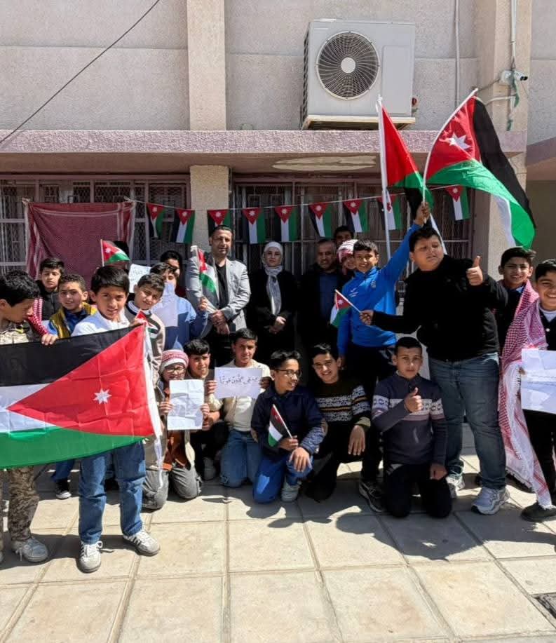 ​الخريشا تشارك الأسرة التربوية في الأمير هاشم الثانوية للبنين وقفة وطنية مهيبة