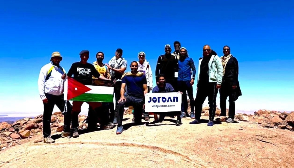 رحالة أردني ينجح بتسلق قمة جبل سربال في مصر