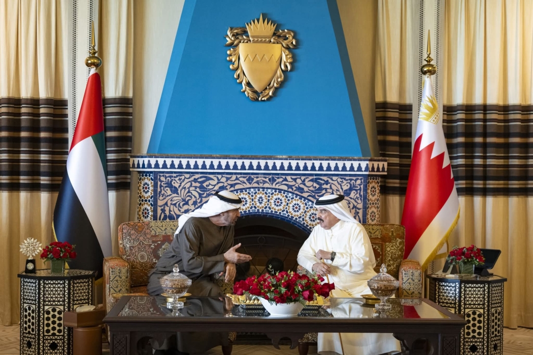 ملك البحرين ورئيس الإمارات يبحثان مستجدات المنطقة وتداعياتها