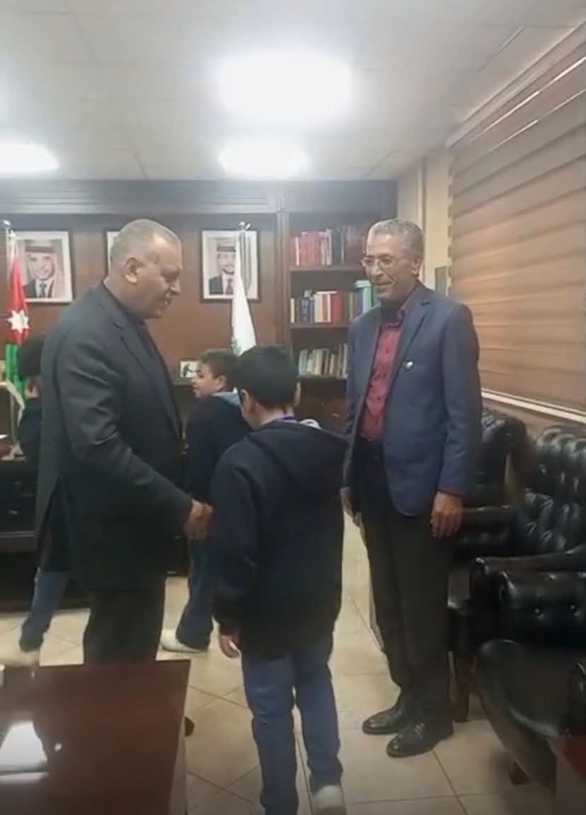 محافظ مادبا يستقبل طلبة مدرستي آل البيت والرشاد بمناسبة يوم العلم