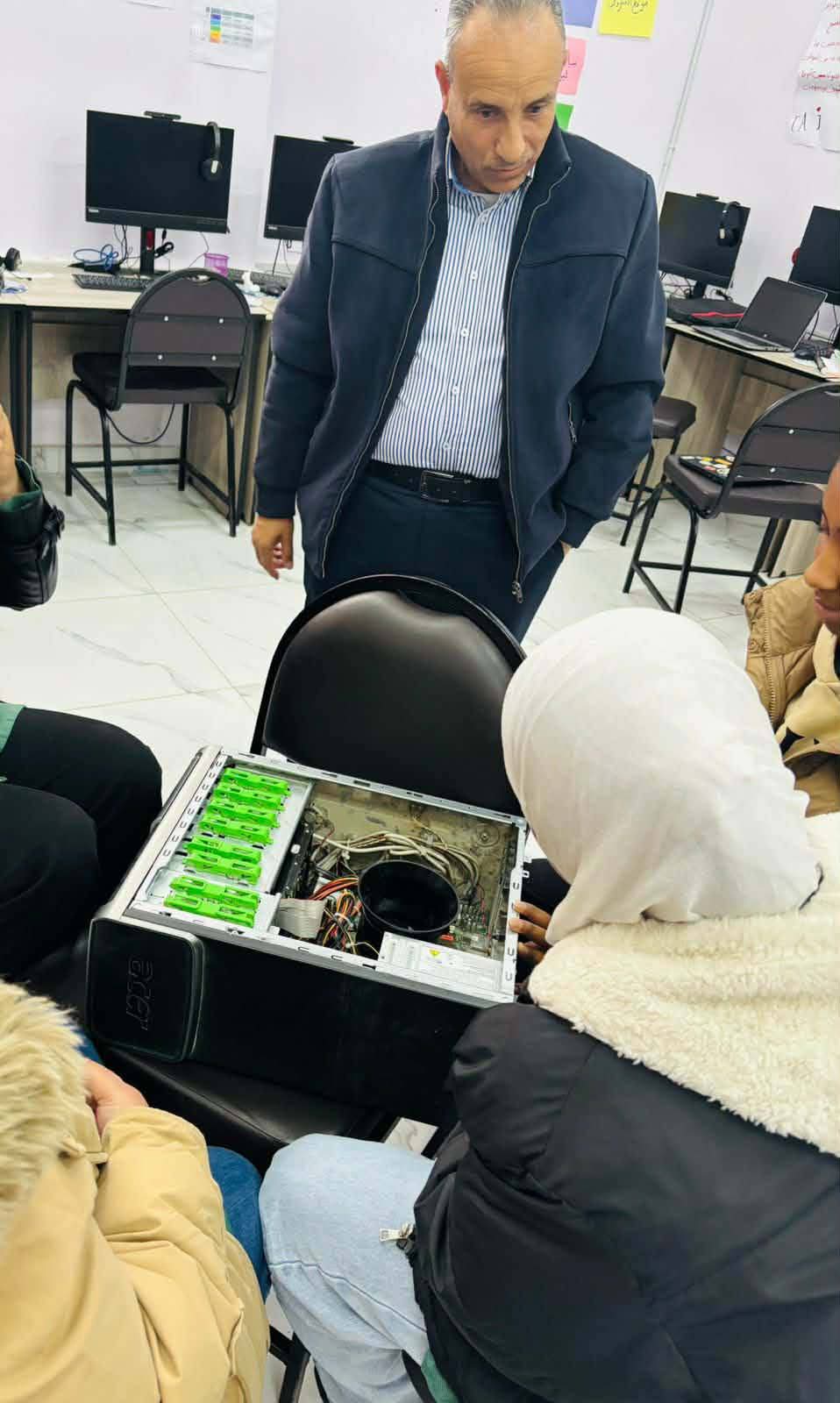 العقيل يتفقد مدرسة مليح.