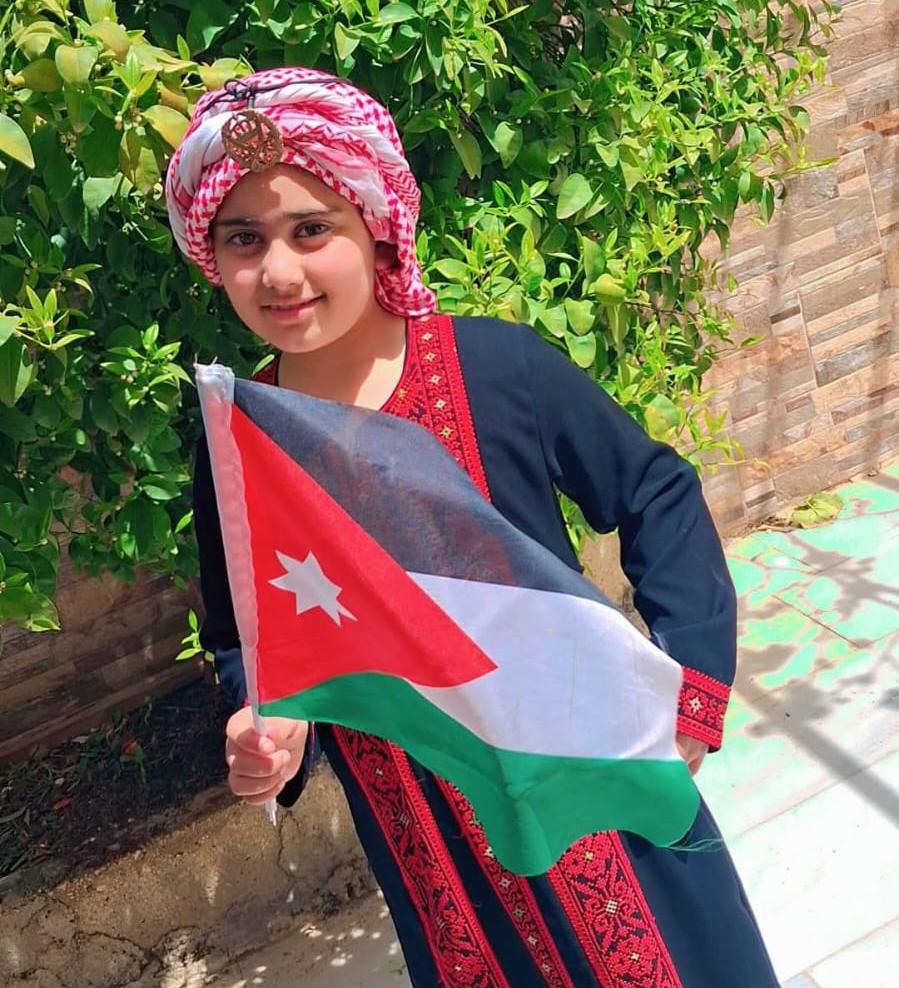 ياسمين القدس بني هذيل تتغنّى بالعلم في يومه