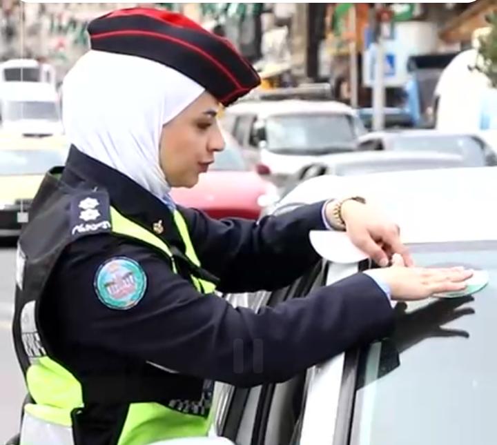 الأمن العام يباشر بلصق وتوزيع العلم الأردني على مركبات المواطنين احتفاءً بيوم العلم
