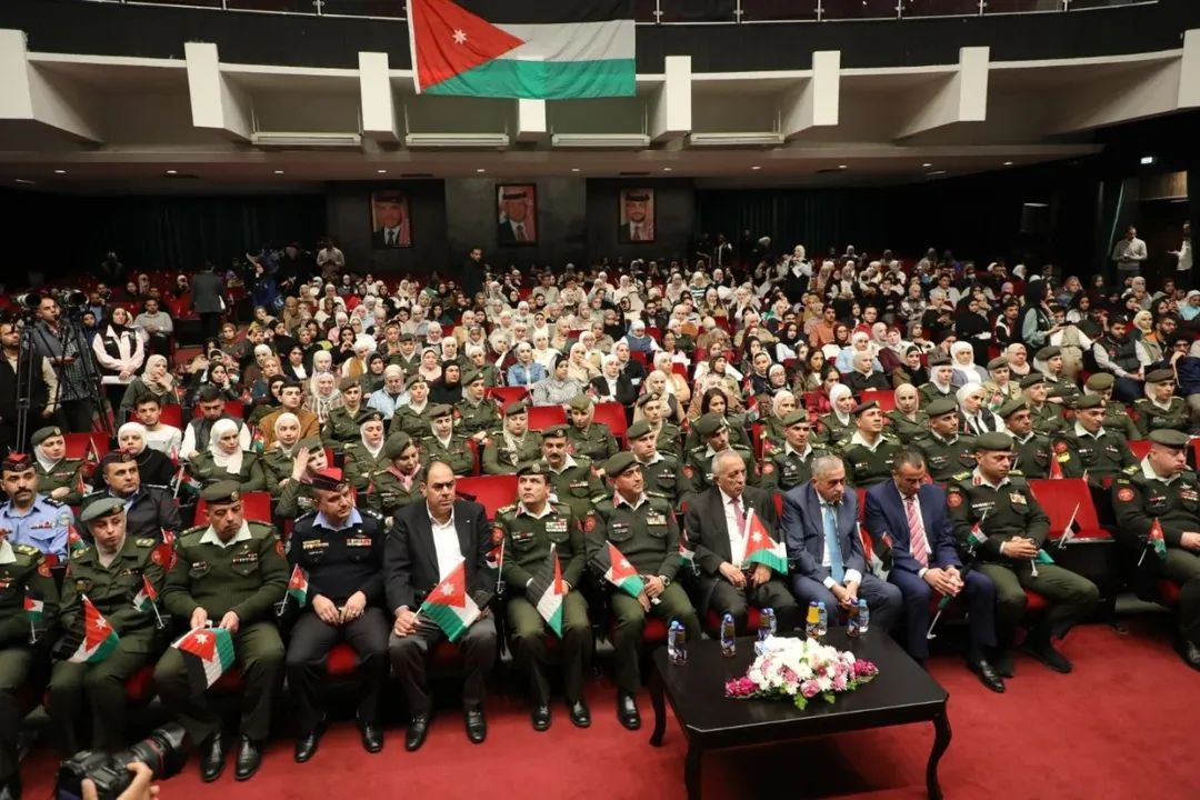 وزير الثقافة: العَلَمُ الأردنيُّ رمزُ السيادةِ والهويةِ الوطنيّةِ...صور
