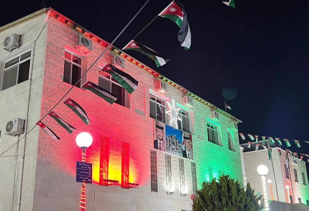 جرش تتوشّح بألوان الراية… ولوحة ضوء تعلن: علمنا عالٍ لا يُنكس