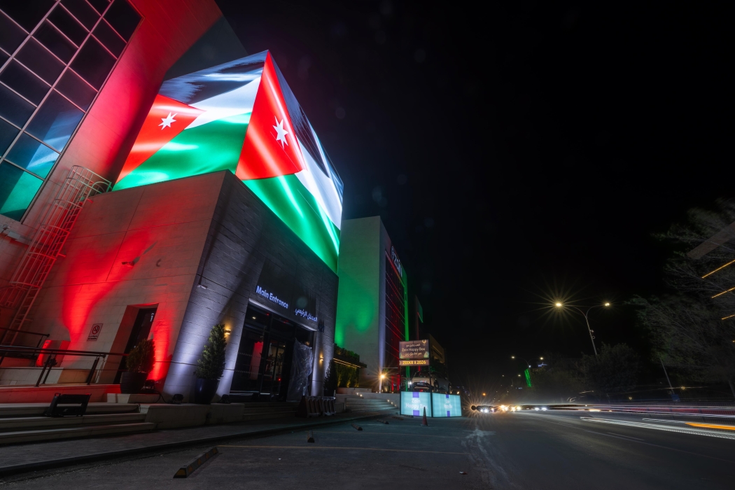 زين تبدأ احتفالاتها بيوم العلم بإضاءة مبانيها بألوان العلم...صور