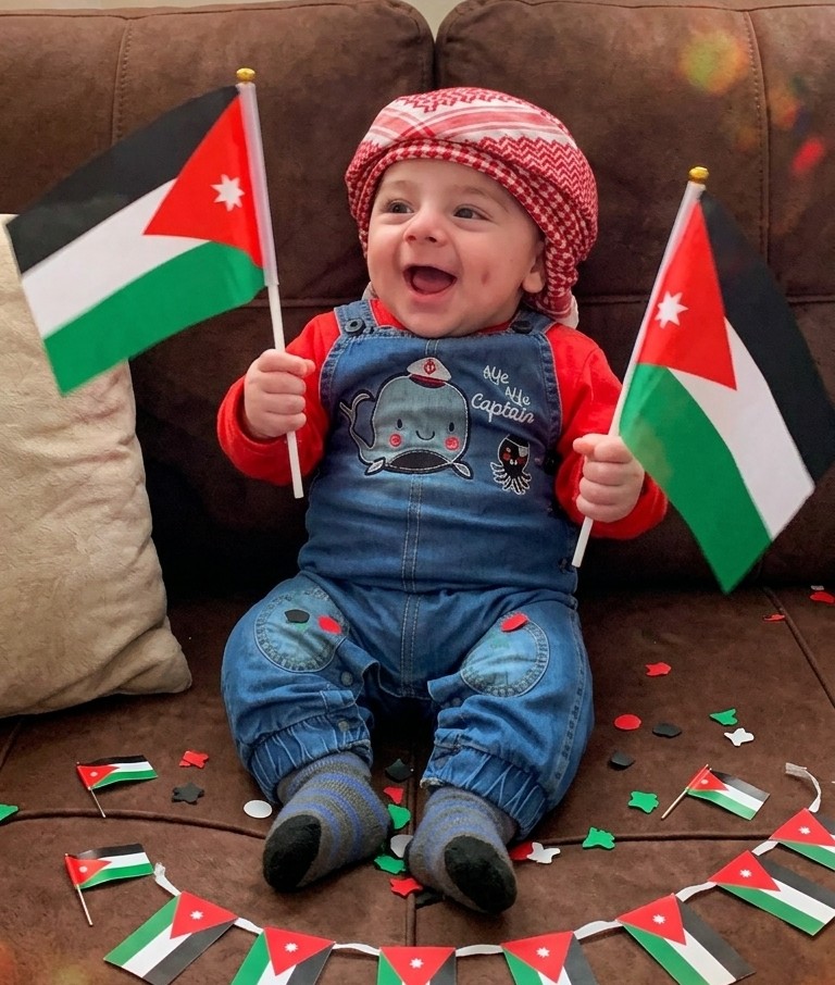 الطفل زين العابدين عمر فندي يحتفل بيوم العلم الأردني