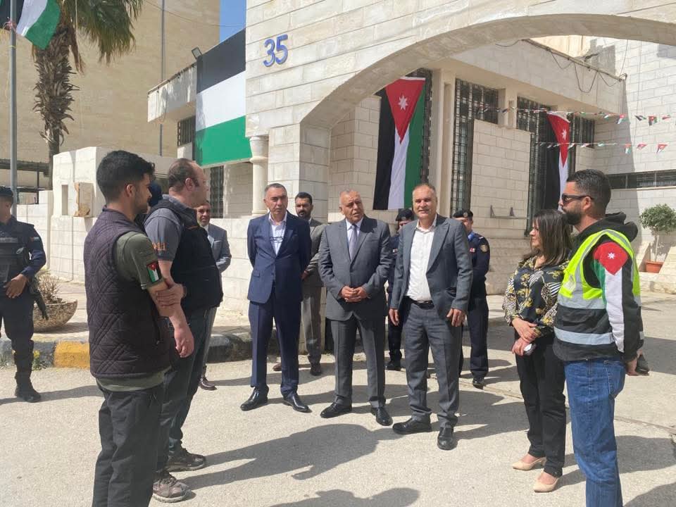 محافظ مادبا يرعى انطلاق مسيرة أهل العزم احتفاءً بيوم العلم الأردني....صور