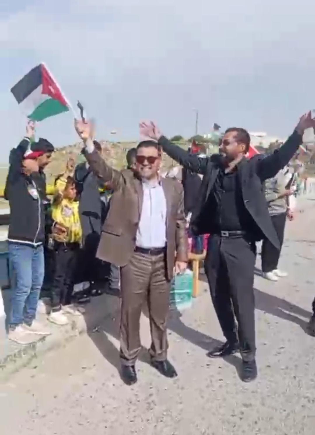 احتفال مدرسة المزرعة في لواء الهاشمية بيوم العلم الأردني... فيديو
