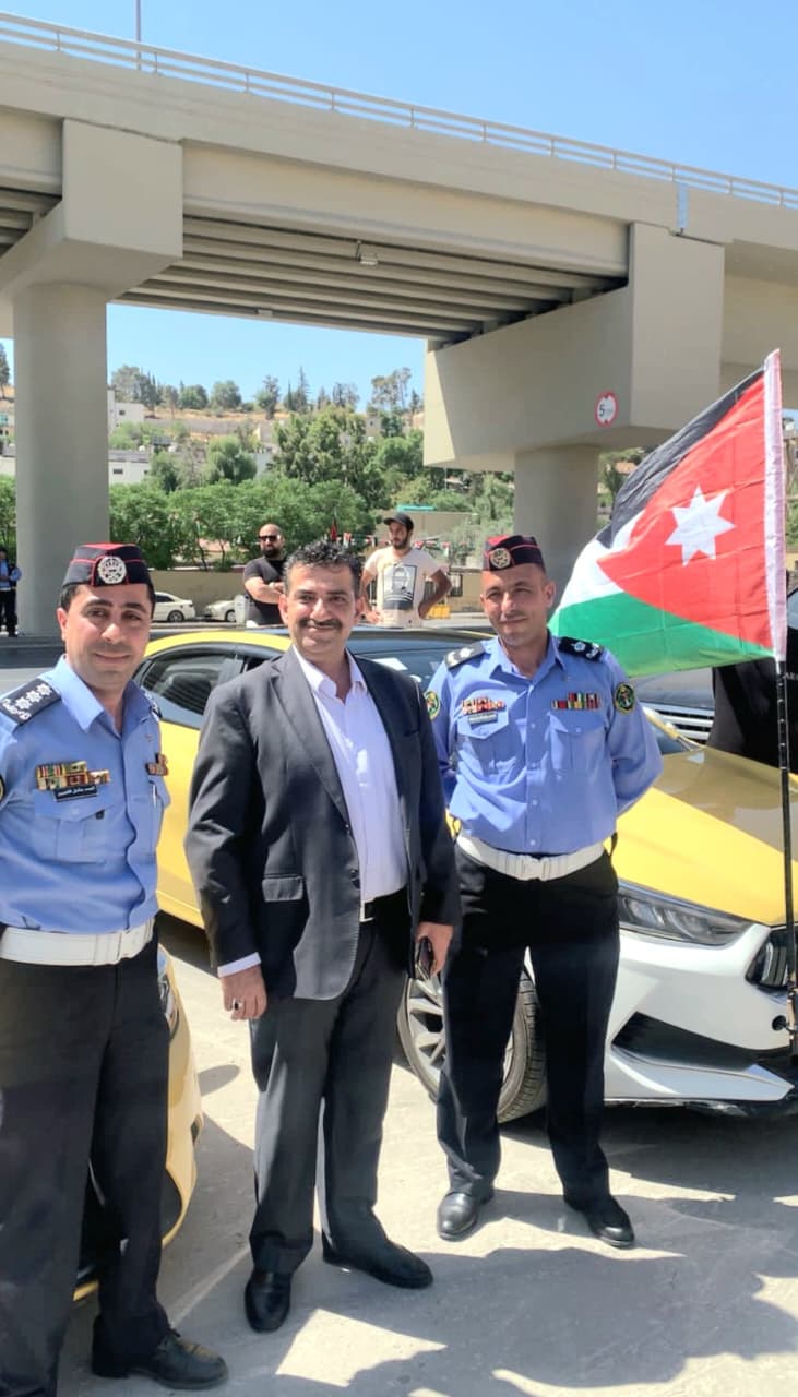 النقابة العامة لأصحاب مكاتب التكسي والسيارات العمومية تحتفل بيوم العلم الأردني...صور