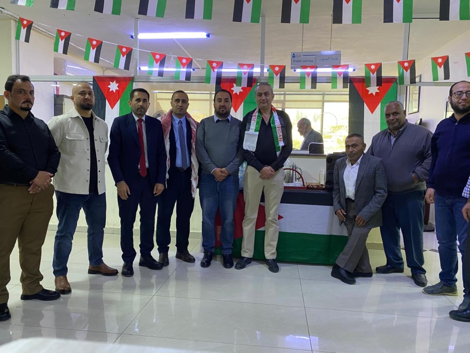 مياه اليرموك – إدارة مياه جرش تحتفي بيوم العلم الأردني باستقبال المواطنين بالقهوة والحلوى
