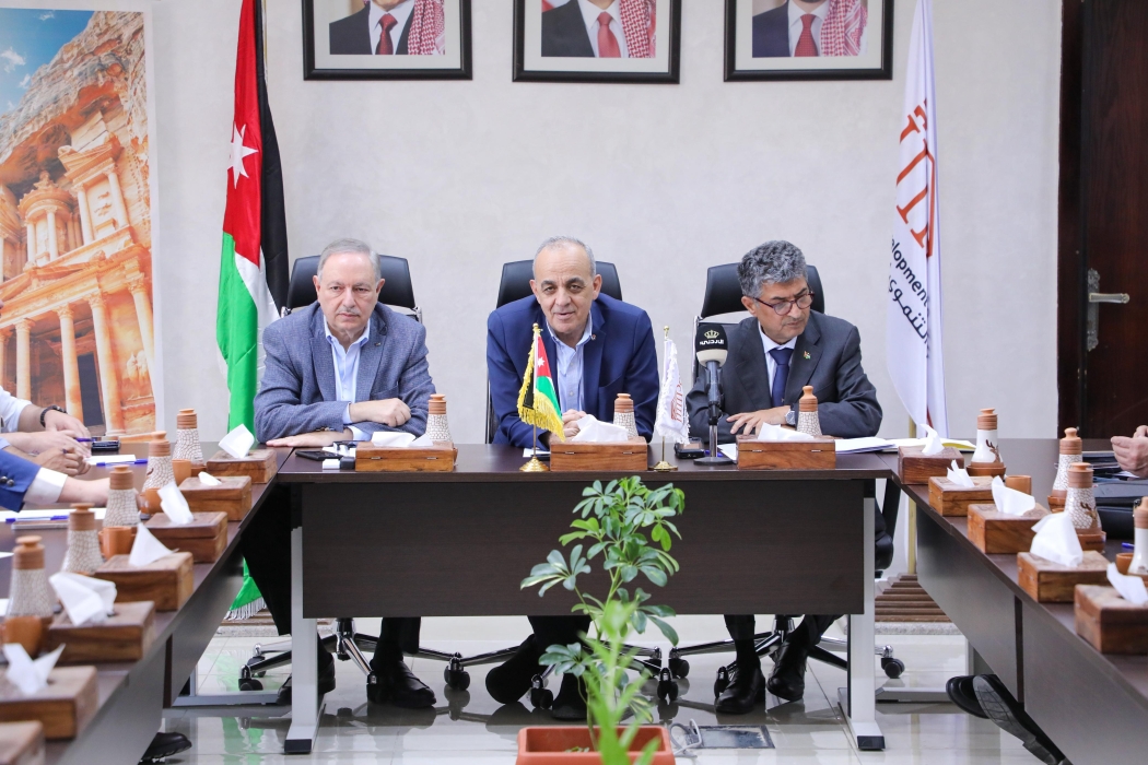 وزير السياحة والآثار يترأس اجتماعاً موسعاً في البترا لبحث دعم القطاع السياحي وتعزيز استدامته