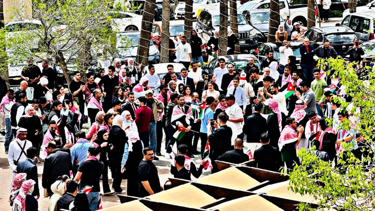 كلية عمّون التطبيقية تحيي يوم العلم بلوحة وطنية تجسد الانتماء