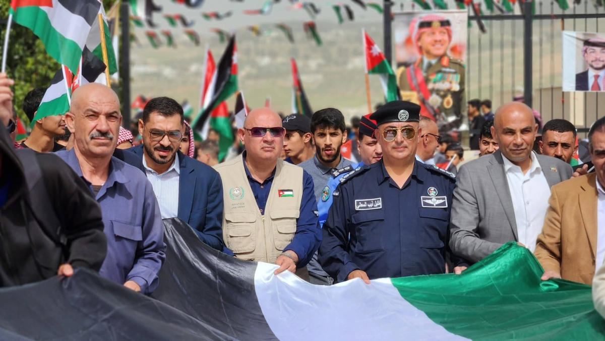 خريسات يرعى مسيرة وطنية رياضية في جرش احتفاءً بيوم العلم الأردني* صور