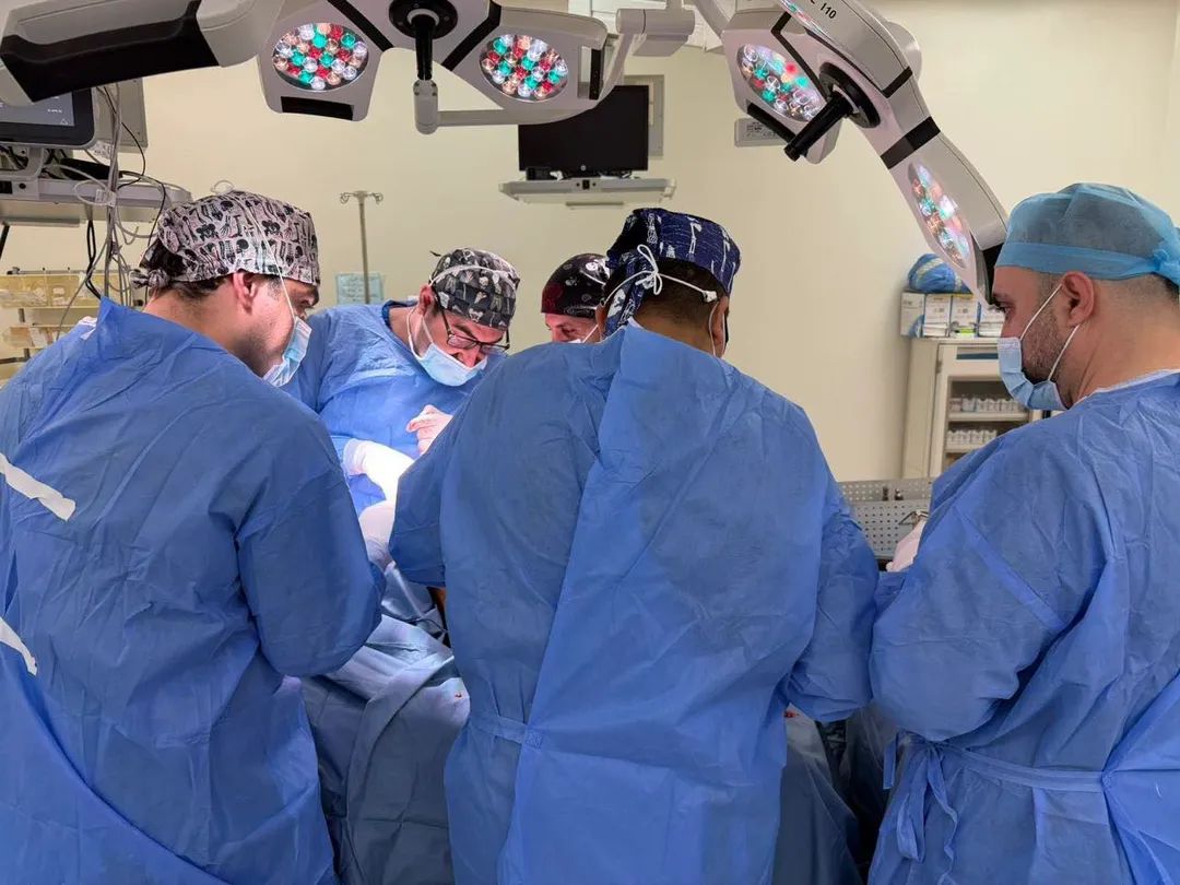 إجراء عمليات جراحية متقدمة لتبديل مفاصل الركبة والورك في مستشفى الأمير هاشم بن عبدالله الثاني العسكري…