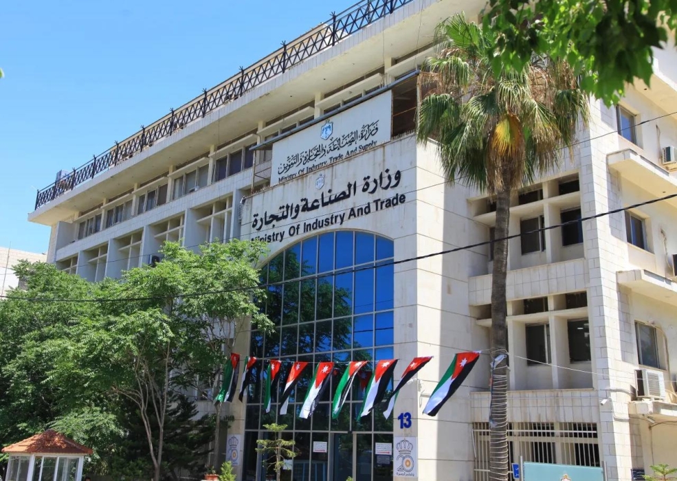 الصناعة والتجارة تحرر مخالفات بحق منشأت تجارية لعدم إعلان الأسعار