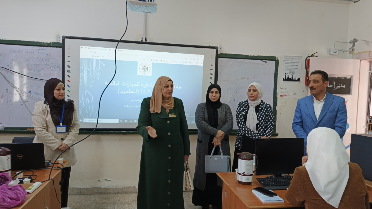 المصري تتفقد دورة المناهج المطورة لمادة المهارات الرقمية...صور