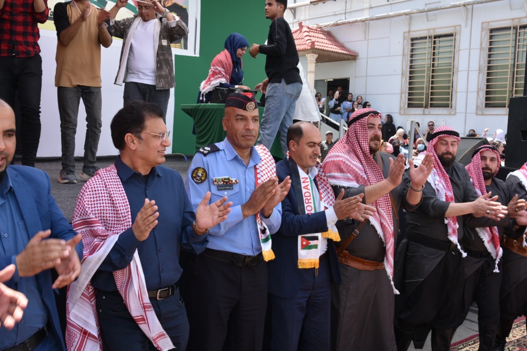 مساعد محافظ الزرقاء  يرعى احتفال المتحدة للإبداع بيوم العلم...صور