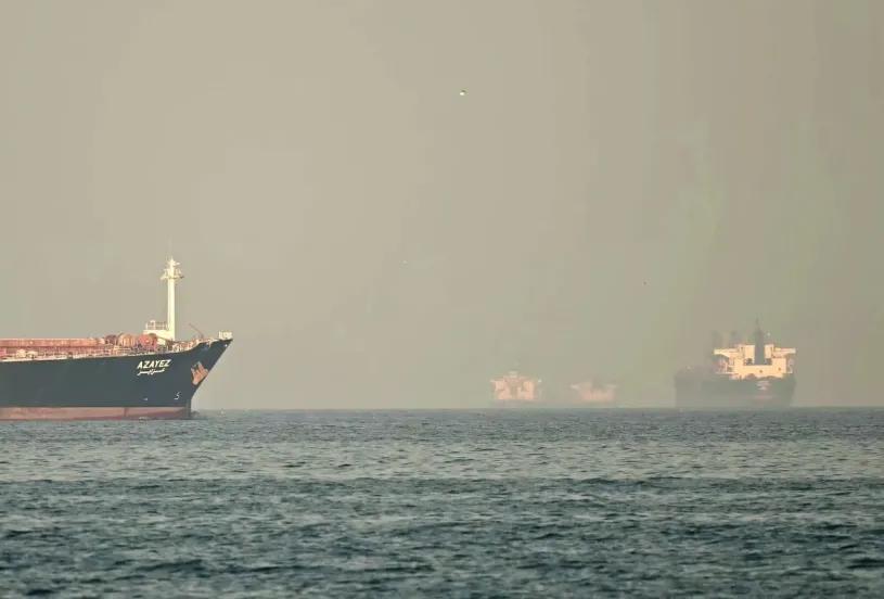 اندلاع اشتباك مسلح وتبادل إطلاق نار بين الحرس الثوري والبحرية الأمريكية في مضيق هرمز