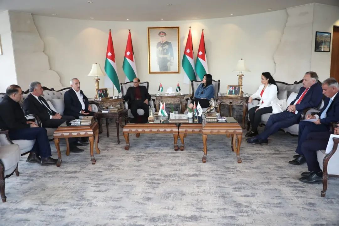 وزير الثقافة يؤكد دعمه للفرق المسرحية خلال لقائه فرقة المسرح الحر