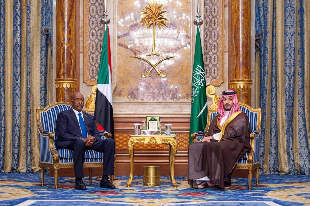 رئيس مجلس السيادة  السوداني وولي العهد السعودي يجريان مباحثات مشتركة بالقصر الملكي بجدة...صور