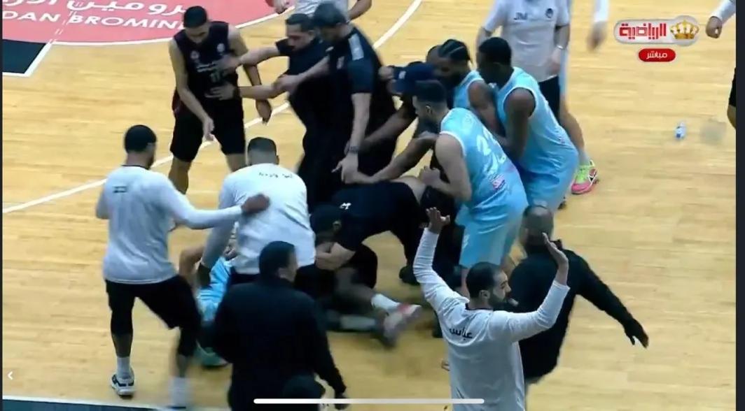 مشاجرة وعراك يوقفان مباراة الفيصلي واتحاد عمّان