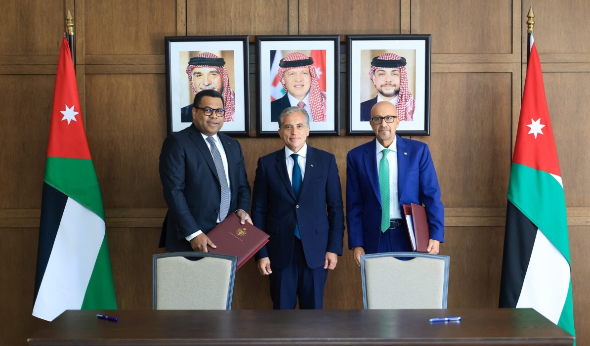 رئيس الوزراء يشهد التوقيع على الاتفاقية الفنية القانونية النهائية لمشروع الناقل الوطني