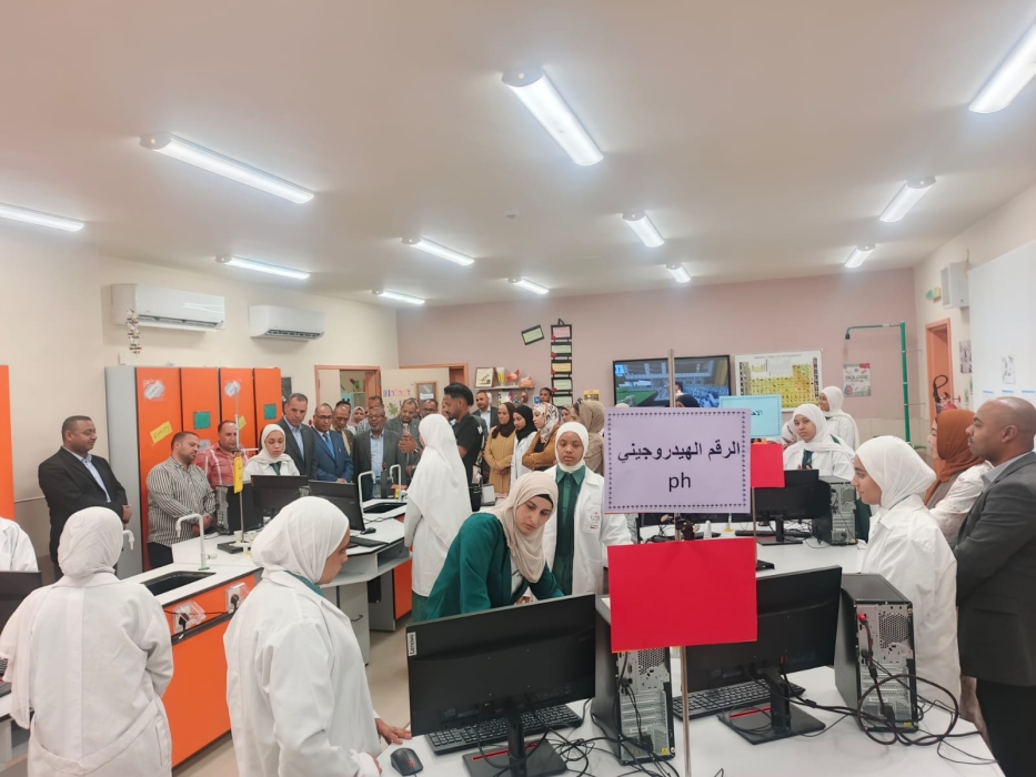 الطراونة يفتتح معرض العلوم والتكنولوجيا محاكاة التجارب العلمية