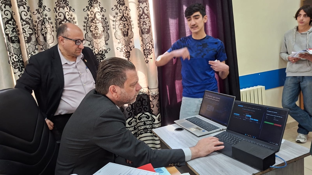 أبو عزام يتابع برامج التدريب العملي الداخلي لطلبة التعليم المهني ضمن برنامج (BTEC)  في باب عمان الثانوية للبنين